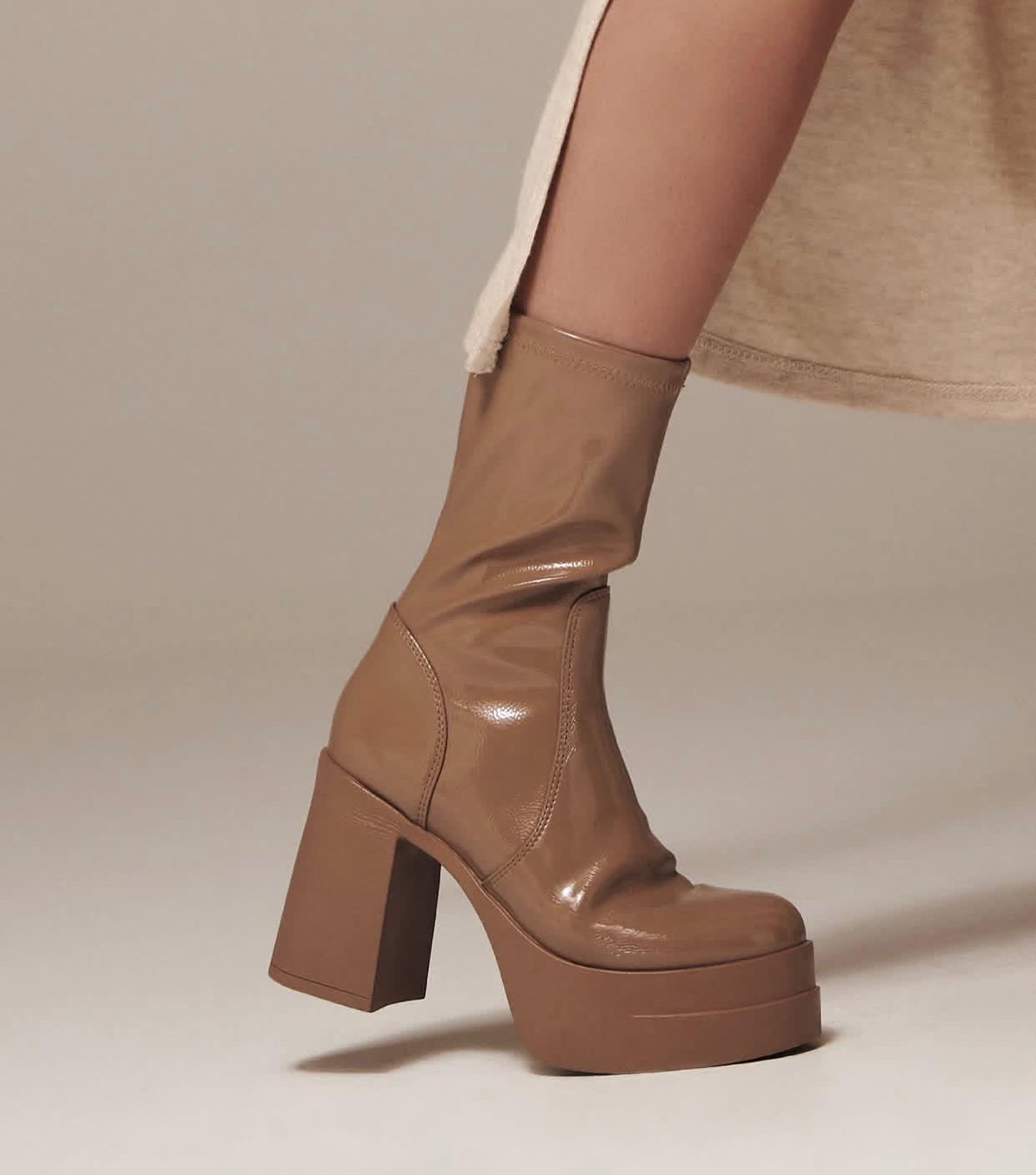 Stivaletti Donna “APEPAZZA" F3PRETTY01/PAT Petra Elasticizzati Vernice  Beige